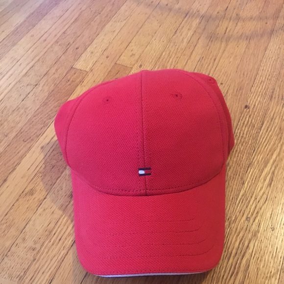 Red Tommy Hilfiger cap - Picture 2 of 2